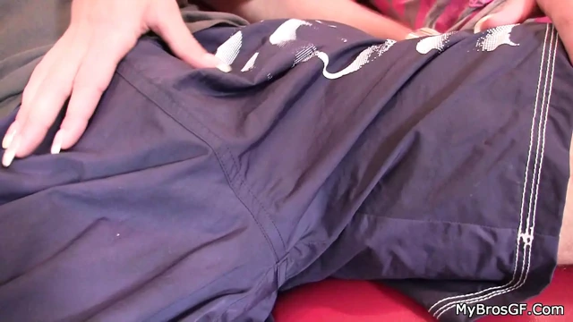 Sürtük sarışın kız arkadaşı başka bir büyük yarağa biniyor