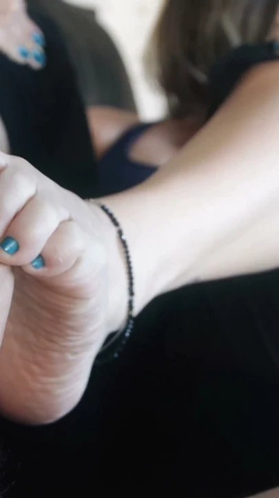 Orta yaşlı seksi kadın kış öğleden sonra yoğun ayakla mastürbasyon yapıyor!