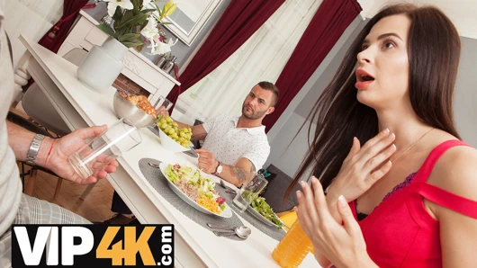 Hunt4k. bebek kocasının sikini biliyor ve arkadaşınınkini denemek istiyor