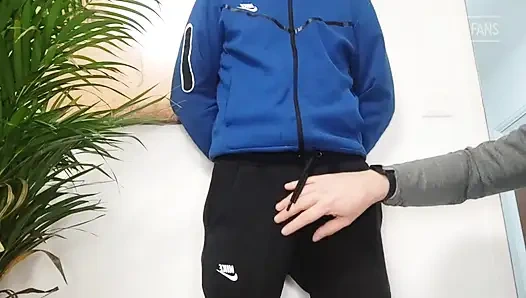 Kıllı yarakla mastürbasyon yapıyor