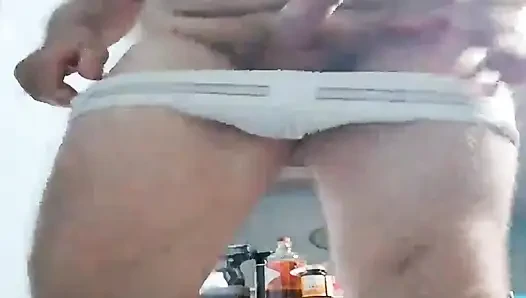 Büyük kıllı üvey baba jockstrap'ta koşu bandımda mastürbasyon yapıyor