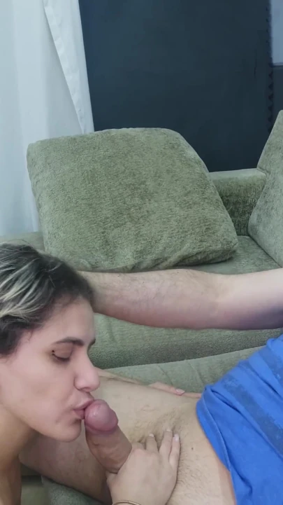 Duştan çıktı, porno yıldızını buldu ve onunla yattı! Sıcak, sıcak bir bedenli ve