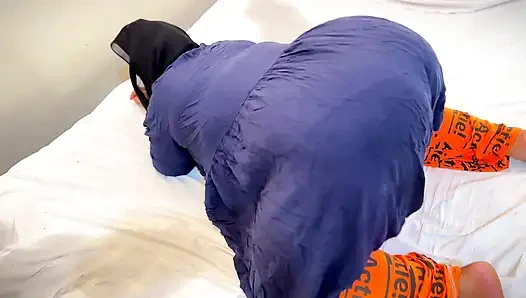 Üvey oğul Arap ateşli üvey annesini parmaklarken ve aşırı fışkırtırken yakalandı... Külot içinde sonra domaltmalı anal ve ıslak amcık sikişine yardım ediyor