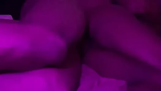 Seksi zenci 18 yaşındaki sıkı sulu amcık büyük zenci yarağı tarafından arkadan sert sikiliyor