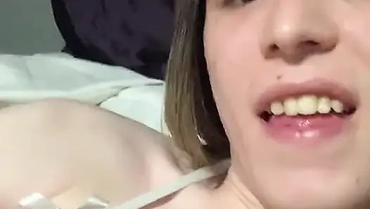 Kadın kılıklı ts büyük zenci yarağını içine alırken eller serbestçe boşalıyor