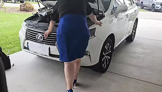 Büyük göt hile karısı tamirciyi baştan çıkarır ve onarım için ödeme olarak ona oral seks verir