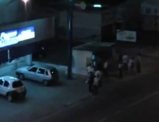 Lanet açık havada bir köprüde