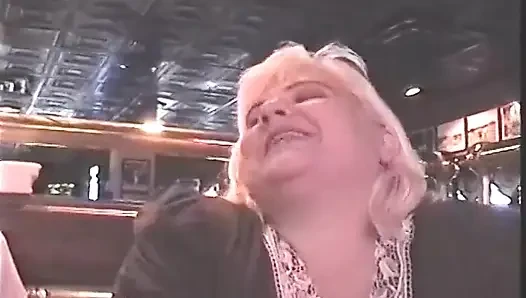 Sarışın orta yaşlı seksi kadın kalın yarağı emiyor ve sonra sert biniyor