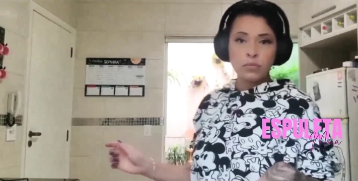 Ateşli esmer farklı bir şekilde yemek yapıyor - komşular için çıplak.