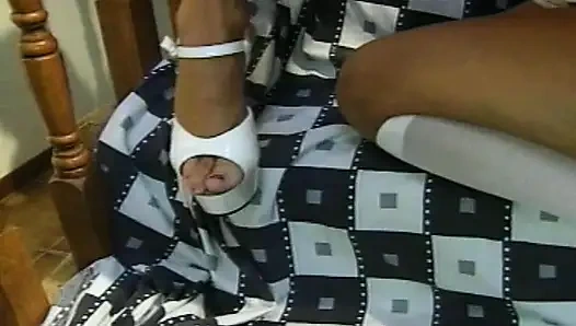 Sert genç sürtükler sikilirken yalvarıyor