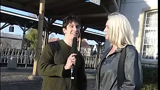 Intimpiercing glueht bei der Blondine