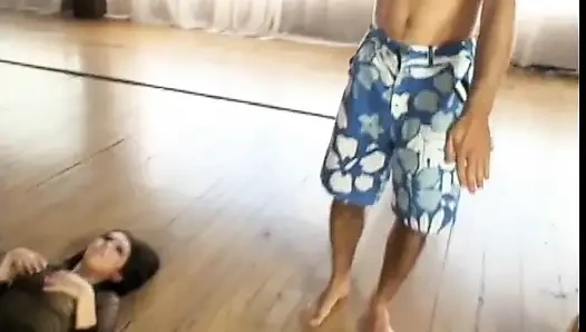 Seksi sarışın adam esmerin ağzını sikerken ateşli esmerin amını yiyor