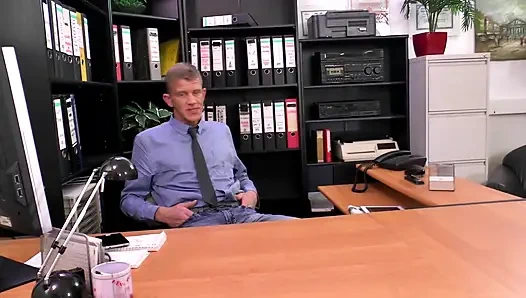 Seksi pirsingli sarışın ofiste ağzına püskürtülüyor