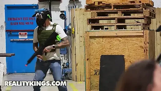 Reality kings - Selina Bentz ilgi için göğüslerini teşhir ediyor ve sonunda kaslı bir çalışanla sikiliyor