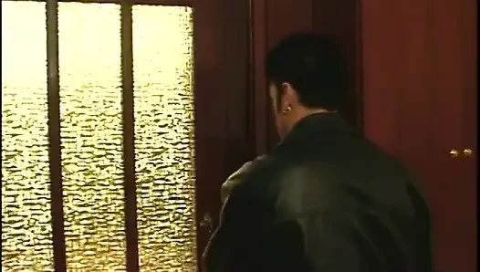 Seksi sürtükler bir adamı büyük yarakla paylaşıyor ve sikişten sonra havuzun yanında döl yutuyor