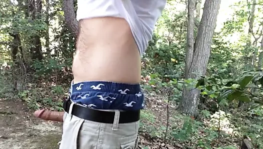 Ormanda kamu mastürbasyon ve cumming. gömleksiz sözlü