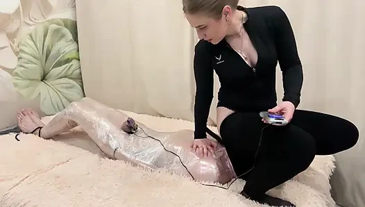 Baş hanımefendinin pantolonunda, köle elektrik şoku alır ve nefes almaya çalışır