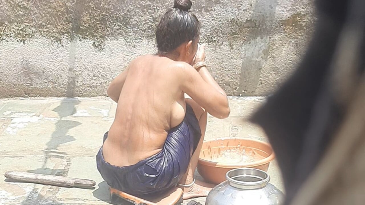 Üvey kız kardeş açıkta banyo yapıyor bölüm 2