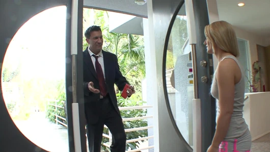 Sevimli dövmeli genç kızın yüzüne boşalıyor