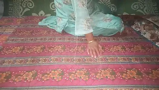 Öğretmen sevimli ateşli bakire öğrencisini baştan çıkardı. Hintli bakire liseli kız ilk kez (sınıf) öğretmenle seks yapıyor