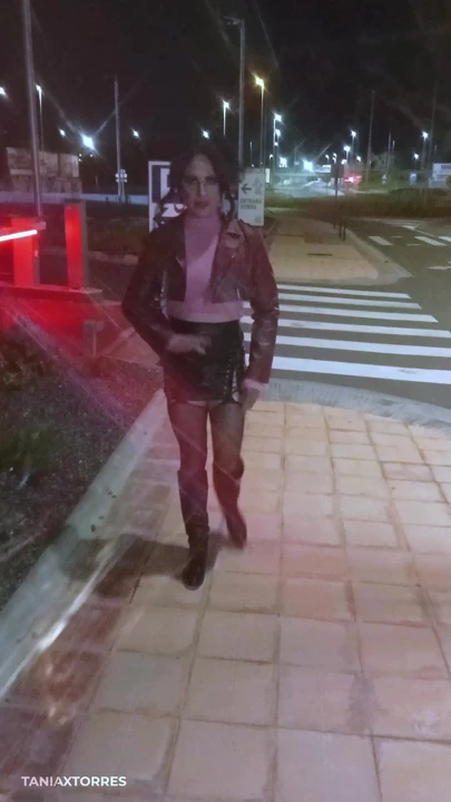 Taniax kısa mini etekli ve külotsuz, sokak fahişesi gibi yürüyor