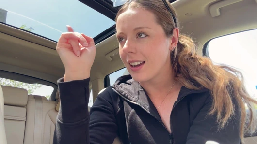 Arabamın arka koltuğunda pembe dildoyla mastürbasyon