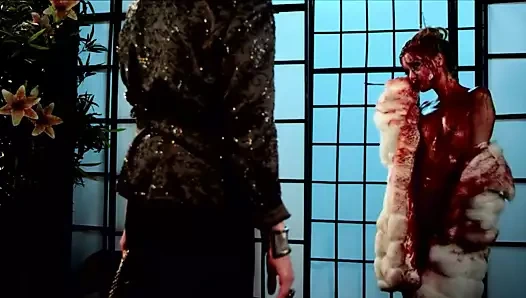 Sosisli sandviç servis eden Alyson banyosu