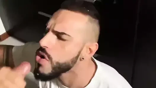 Hunk'un ağzına boşalıyor