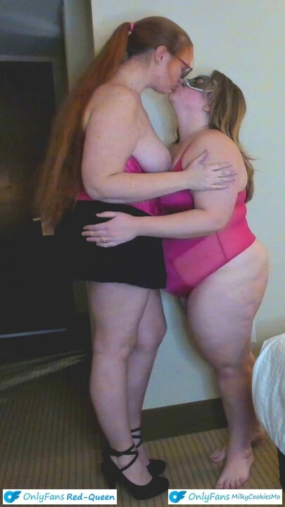 Uzun boylu kızıl saçlı ve kısa sarışın oynamaya hazırlanıyor