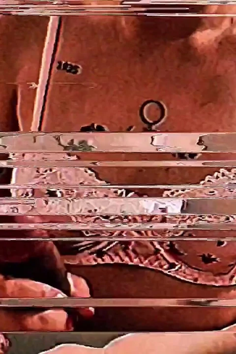 Yaramaz genç kızın vajinasına elini yumrukladı