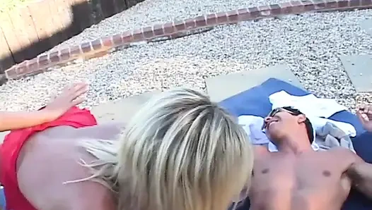 İki sürtük bahçede bir yabancı tarafından sikiliyor