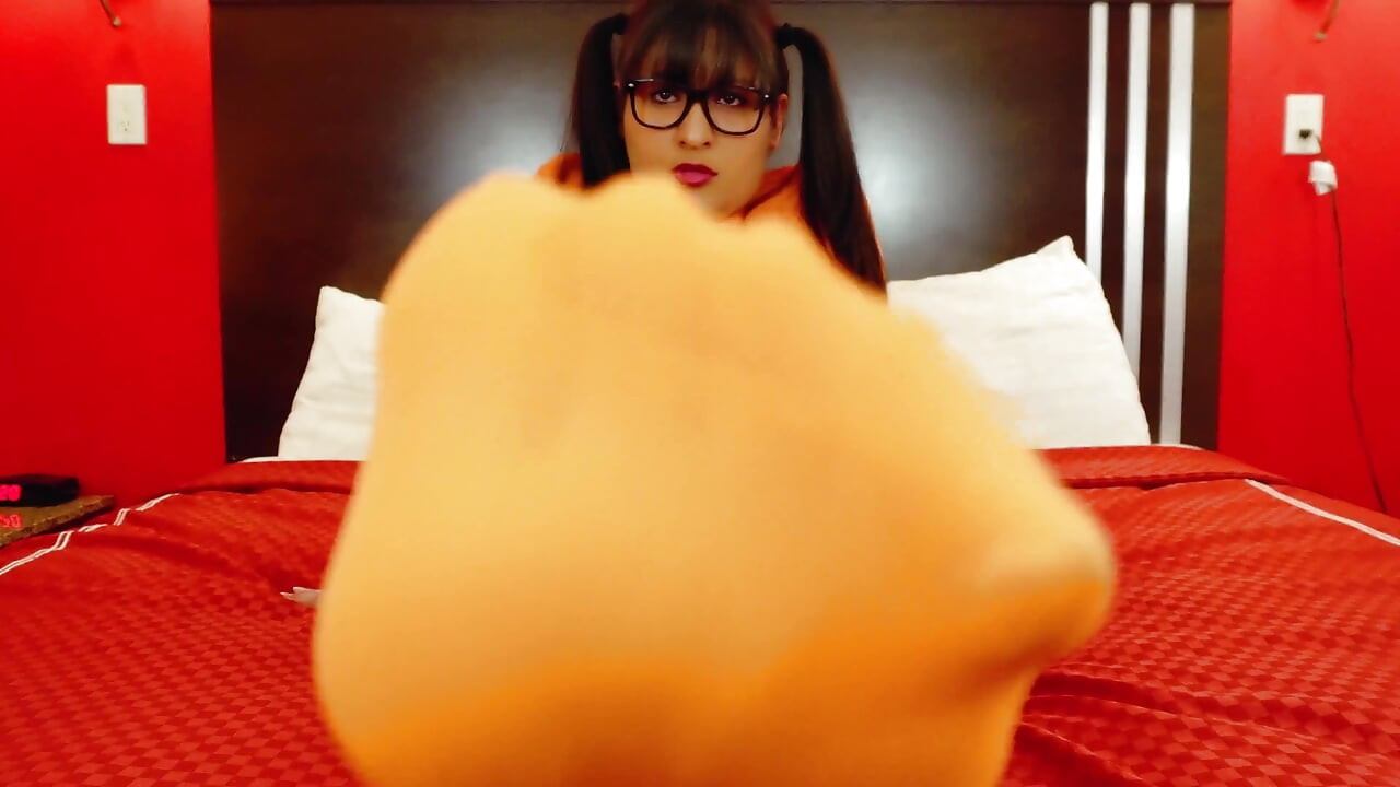 Velma shaggy'nin ayaklarına tapmasını istiyor