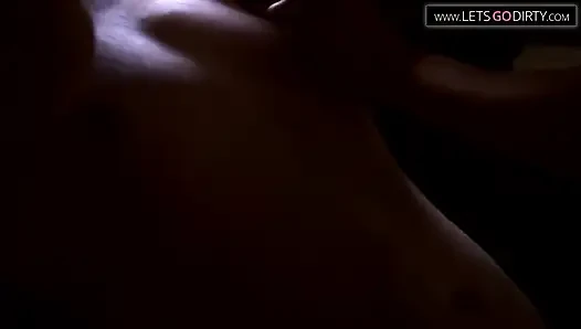 Девушка-блондинка связывает любовника, затем наслаждается массажем ступней