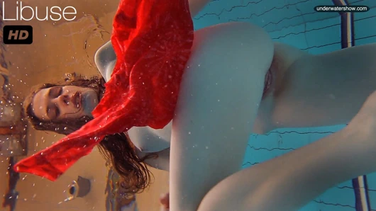 Moldovalı güzel havuzda çıplak