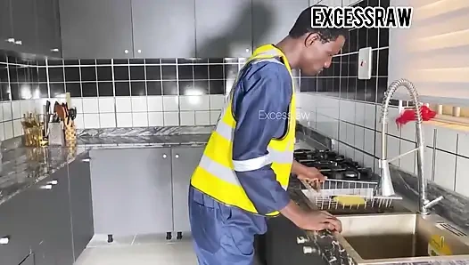 Kırık bir borusunu tamir etmek için beni buraya çağırdı ama sonunda ıslak kremsi amını siktim