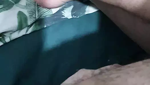 Üvey oğul üvey annesi tarafından taşaklarını sıkıyor