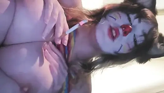 Silly Kitty, clipchamp ile yapılan sirkten sonra sigara içiyor