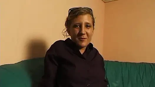 Küçük memeli sarışın oyuncu seçmelerinde amını ovuyor ve parmaklıyor