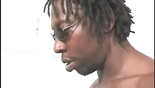 У черной шлюшки достаточно мяса, чтобы объехать в этом тяжелом гэнгбэнге