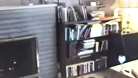 İri güzel kadın Joan ve Bob oturma odalarında sikişiyor