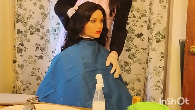 Emma berber renkli saç kesimi pelerin gösterisi