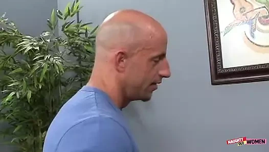 Muhteşem orta yaşlı seksi kadın demi delia bir adamı boşaltmak için ağzını ve amını kullanıyor