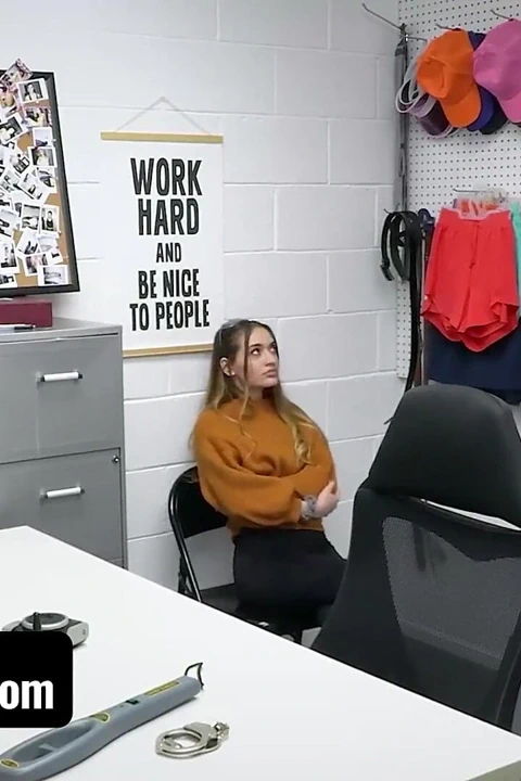 Genç hatun Sera Ryder hırsızlık yaparken yakalandı, böylece üvey babası lp guardla anlaşma yapıyor