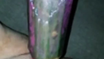 Büyük bir salatalık içinde the bbw kedi