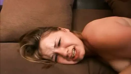 Delinmiş bir dil ile sevimli esmer sikikleri ve küçük adamın büyük horoz emmek