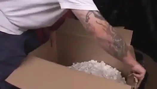 Eldivenli anal yumruk sokmadan ağza ıslak dağınıklığın tadına bakıyor