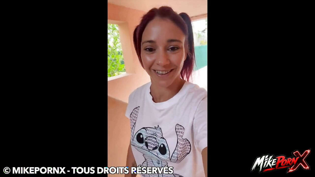 Bu küçük okul kızı dev biri tarafından sevişiyor