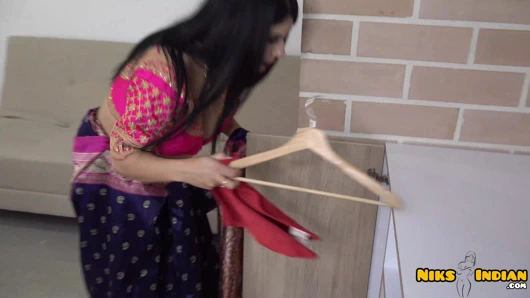 Büyük memeli Hintli MILF, Saree Choli'yi çıkarıyor ve Devar Ji ile sikişiyor