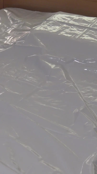 Spermi lateks bir kalıp süitte lateks maske ile besleme zamanı geldi, köle gerçekten çok keyif aldı! 2 Açı