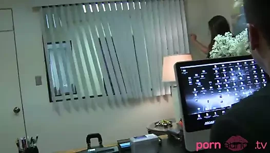 Busty çalışan baş için büyük horoz verir